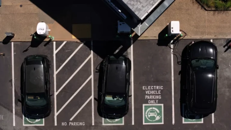 美國電動車市場急凍?政策轉向下的汽車產業轉型與投資策略 9 1 1