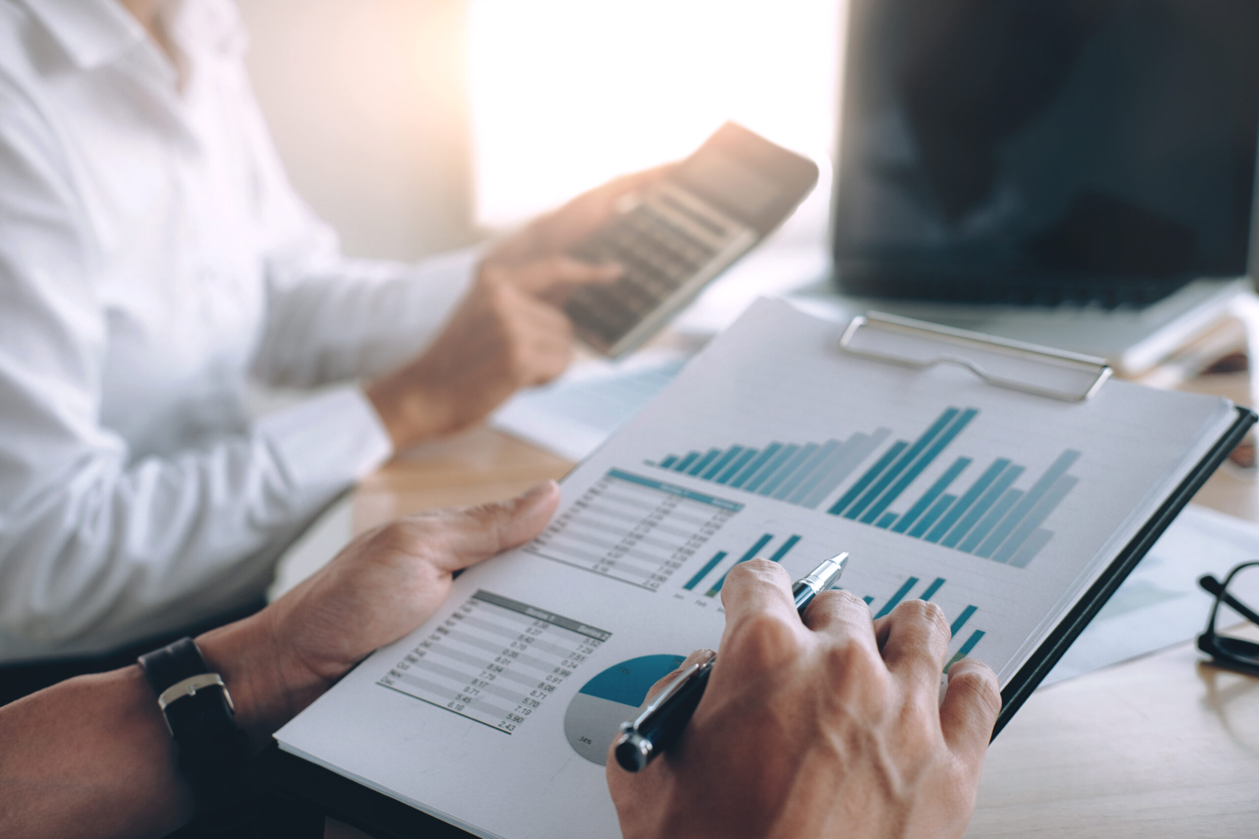 台灣資本利得稅全攻略 (2026年版):股票、房地產、海外所得稅務計算與申報指南 2 business people discussing results successful teamwork scaled