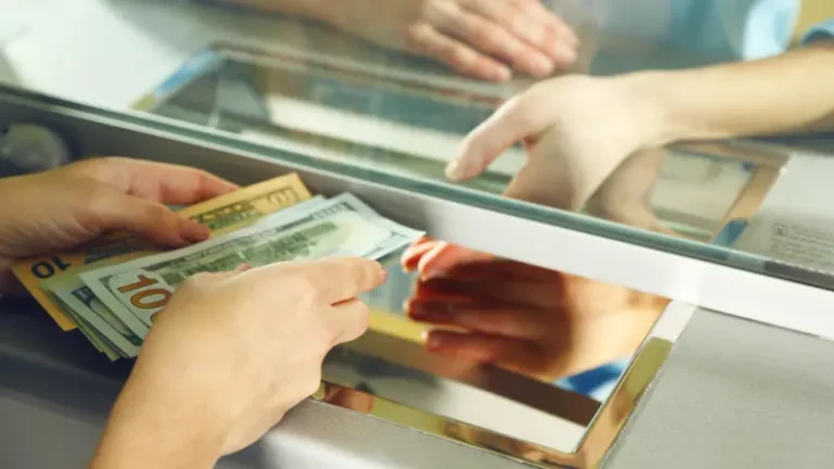 買外幣銀行推薦|2025換匯最划算攻略:線上換匯,外幣ATM,手續費全解析