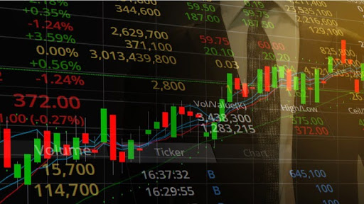 川普美股投資全解析:2026「川普交易」回歸下的市場結構、資金流向與實戰策略 4 交易者在波動市場中查看K線圖-Ultima Markets